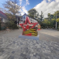 Стела "Звезда с георгиевской лентой" на ул. Горького.