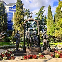 Памятник Николаю II и его супруге Александре в Приморском парке. Посвящён встрече цесаревича Николая Александровича и его невесты принцессы Алисы Гессен-Дармштадтской и Прирейнской 10 октября 1894 г. Дата открытия: 30 октября 2020 г.