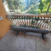 Пушка корабельная 3-х фунтовая XVII-XVIIIвв. у входа в историко-краеведческий музей.