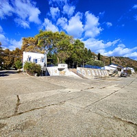 Площадка на набережной СОСЛ МЭИ "Алушта". Вид на "Эллинг" (кафе на набережной) и Эстраду, за ними "Дом у моря" и "Белый дом".