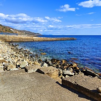 На территории СОСЛ МЭИ "Алушта". Пляж с пирсами.