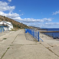 На территории СОСЛ МЭИ "Алушта". Набережная и "Белый дом".