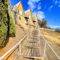 На территории СОСЛ МЭИ "Алушта". Жилые домики "Стрельбище" и "Козья тропа" к ним.