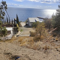 На территории СОСЛ МЭИ "Алушта". Вид с площадки перед жилыми домиками "Стрельбище". Внизу - "Белый дом".