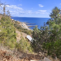 На территории СОСЛ МЭИ "Алушта". Вид с площадки жилого корпуса "Марс" на побережье.