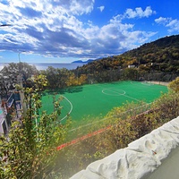 На территории СОСЛ МЭИ "Алушта". Вид с жилого корпуса "Марс" на футбольное поле и теннисный корт.