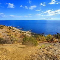 Урочище Малое Семидворье на холмах и склонах балки Сотера с выходом на акваторию Чёрного моря. Побережье с пирсами на территории лагеря МЭИ.