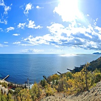 Урочище Малое Семидворье на холмах и склонах балки Сотера с выходом на акваторию Чёрного моря. Панорама с вершины холма территории лагеря МЭИ и побережья с пирсами.