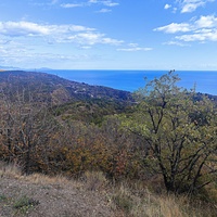 Вид с трассы Алушта-Судак на урочище Семидворье, побережье и акваторию Чёрного моря.