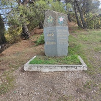 Старая стела, посвященная строительству дороги к 100-летию В. И. Ленина установлена в апреле 1970 г. Жителям пос. Фрунзенское  (с 1945 по 1993гг.) строители Краснознамённого Черноморского флота.