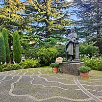 Парк «Айвазовское» — ландшафтный парк на берегу Чёрного моря. Расположен у подножия Медведь-горы в посёлке. Памятник И.К. Айвазовскому.