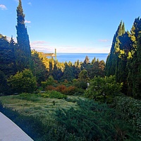 Парк «Айвазовское» — ландшафтный парк на берегу Чёрного моря. Расположен у подножия Медведь-горы в посёлке.