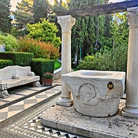 Парк «Айвазовское» — ландшафтный парк на берегу Чёрного моря. Расположен у подножия Медведь-горы в посёлке. Старинный итальянский колодец. Подлинник, привезён из Италии.