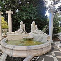 Парк «Айвазовское» — ландшафтный парк на берегу Чёрного моря. Расположен у подножия Медведь-горы в посёлке. Композиция "Античный дворик" с ионическими колоннами, скульптурной группой "Диана и Актеон", фонтаном и искусственным ручейком.