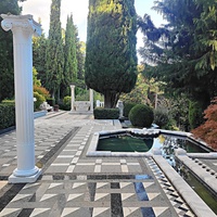 Парк «Айвазовское» — ландшафтный парк на берегу Чёрного моря. Расположен у подножия Медведь-горы в посёлке. Композиция "Античный дворик" с ионическими колоннами, фонтаном и искусственным ручейком. Старинный итальянский колодец.