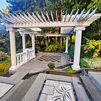 Парк «Айвазовское» — ландшафтный парк на берегу Чёрного моря. Расположен у подножия Медведь-горы в посёлке.