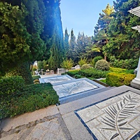 Парк «Айвазовское» — ландшафтный парк на берегу Чёрного моря. Расположен у подножия Медведь-горы в посёлке. Лестница Раевского (лестница искусств).