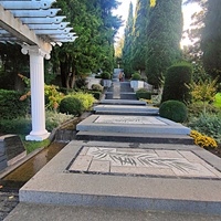 Парк «Айвазовское» — ландшафтный парк на берегу Чёрного моря. Расположен у подножия Медведь-горы в посёлке. Лестница Раевского (лестница искусств).