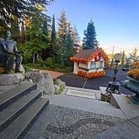 Парк «Айвазовское» — ландшафтный парк на берегу Чёрного моря. Расположен у подножия Медведь-горы в посёлке. Памятник Михаилу Николаевичу Раевскому, внуку знаменитого генерала. Президенту Российского Императорского общества садоводов.