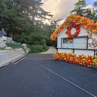 Парк «Айвазовское» — ландшафтный парк на берегу Чёрного моря. Расположен у подножия Медведь-горы в посёлке.