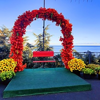 Парк «Айвазовское» — ландшафтный парк на берегу Чёрного моря. Расположен у подножия Медведь-горы в посёлке. Фотозона на площадке Раевского.