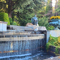 Парк «Айвазовское» — ландшафтный парк на берегу Чёрного моря у подножия Медведь-горы в посёлке. Каскадный  водопад перед памятником Михаилу Никол-чу Раевскому, внуку знаменит. генерала, президенту Росс. Импер. общ. садоводов на одноимённой лестнице.