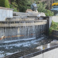 Парк «Айвазовское» — ландшафтный парк на берегу Чёрного моря у подножия Медведь-горы в посёлке. Каскадный  водопад перед памятником Михаилу Никол-чу Раевскому, внуку знаменит. генерала, президенту Росс. Импер. общ. садоводов на одноимённой лестнице.