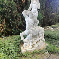 Парк «Айвазовское» — ландшафтный парк на берегу Чёрного моря. Расположен у подножия Медведь-горы в посёлке. Скульптурная композиция " Кентавр с похищенной женщиной".