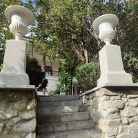 Парк на территории санатория «Пушкино» — памятник садово-парковой архитектуры начала XIX века. Декоративные вазоны на пьедестале.