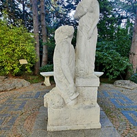 Парк «Айвазовское» — ландшафтный парк на берегу Чёрного моря. Расположен у подножия Медведь-горы в посёлке. Скульптура "Пигмалион и Галатея".