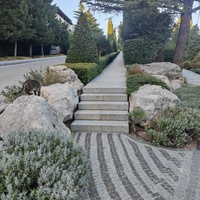 Парк «Айвазовское» — ландшафтный парк на берегу Чёрного моря. Расположен у подножия Медведь-горы в посёлке.