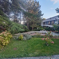 Парк «Айвазовское» — ландшафтный парк на берегу Чёрного моря. Расположен у подножия Медведь-горы в посёлке.