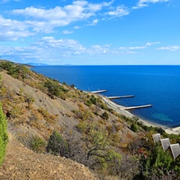 Урочище Малое Семидворье на холмах и склонах балки Сотера с выходом на акваторию Чёрного моря. Побережье с пирсами на территории лагеря МЭИ.