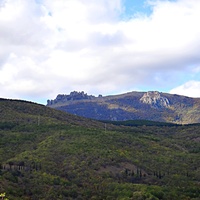 Урочище Малое Семидворье. Вид на гору Демерджи с дорога к лагерю МЭИ от Алуштинского шоссе.