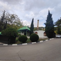 Массандровский дворцово-парковый ансамбль. Кафе внутри исторического здания дворцовой котельной.  Труба котельной стилизована архитектором Максимилианом Месмахером под минарет. Крыша постройки украшена черепицей, перекликающейся с декором дворца.