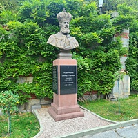 Массандровский дворцово-парковый ансамбль. Парк был заложен в 1822 году на месте грабового леса немецким садовником Карлом Кебахом. Бюст Александра III. Автор: скульптор А.А. Аполлонов.