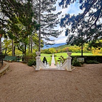 Массандровский дворцово-парковый ансамбль. Дворец построен в 1902г. как резиденция для имп. Александра III. Сочетает черты франц. ренессанса, барокко и русск. историзма. Парк заложен в 1822 г. на месте грабового леса немец. садовником Карлом Кебахом