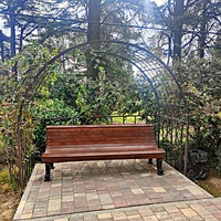 Парк-памятник садово-паркового искусства "Массандровский".  Заложен в 40-х гг. XIX в. Автор первонач. планировки - немецкий садовник К. Кебах. Создан в английском ландшафтном стиле максимальной естественности. Ажурная металлическая арка над лавочкой.