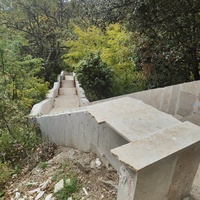 Парк-памятник садово-паркового искусства "Массандровский".  Заложен в 40-х гг. XIX в. Автор первоначальной планировки - немецкий садовник К. Кебах. Создан в английском ландшафтном стиле максимальной естественности. Реставрация лестницы.