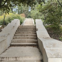 Парк-памятник садово-паркового искусства "Массандровский".  Заложен в 40-х гг. XIX в. Автор первоначальной планировки - немецкий садовник К. Кебах. Создан в английском ландшафтном стиле максимальной естественности. Реставрация лестницы.