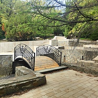 Парк-памятник садово-парков. искусства "Массандровский".  Заложен в 40-х гг. XIX в. Автор первонач. планировки - немецкий садовник К. Кебах. Создан в английском ландшафтном стиле максимальной естественности. Реставрация декоративных сооружений.