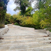 Парк-памятник садово-паркового искусства "Массандровский".  Заложен в 40-х гг. XIX в. Автор первоначальной планировки - немецкий садовник К. Кебах. Создан в английском ландшафтном стиле максимальной естественности. Реставрация лестницы.