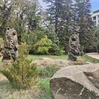 Парк-памятник садово-парков. искусства "Массандровский".  Заложен в 40-х гг. XIX в. Автор первонач. планировки - немец. садовник К. Кебах. Создан в англ. ландшафтном стиле максимальной естественности. Семья косолапых, выпиленных из стволов деревьев.