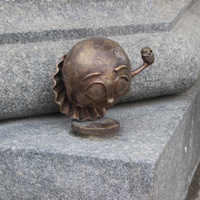 Смайлик-театрал - первый из серии скульптурных талисманов города.