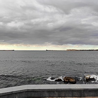 Вид с набережной Корнилова на Севастопольскую бухту.