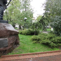 Сквер А.В. Суворова на набережной реки Салгир, непосредственно рядом с отелем «Симферополь Гранд-Отель».