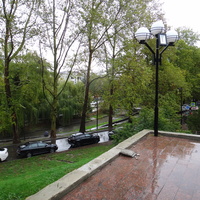 Сквер А.В. Суворова на набережной реки Салгир, непосредственно рядом с отелем «Симферополь Гранд-Отель».