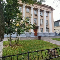 Здание бывшей женской гимназии Е. И. Свищовой по ул. Горького, 12 (бывшее «Крымэнерго»).