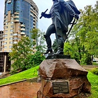Памятник А.В. Суворову. Открыт в 1984 г. в одноимённом сквере. Автор: скульптор: К. Гордеев, архитектор А. Полегенький. За ним - жилой 16-и этажный дом 28/1 по ул. Набережная имени 60‑летия СССР.