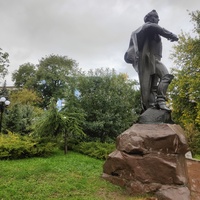 Памятник А.В. Суворову. Открыт в 1984 г. в одноимённом сквере. Автор: скульптор: К. Гордеев, архитектор А. Полегенький.
